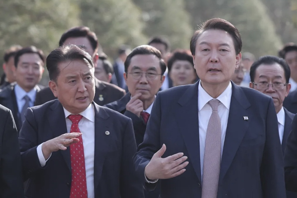 윤석열 대통령(사진 왼쪽)이 충북도를 방문해 김영환 도지사와 이야기를 나누고 있다.