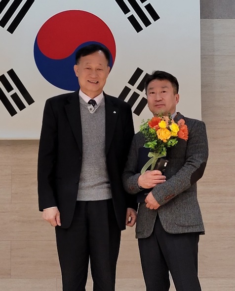 ▲안인혁 상무(사진 오른쪽)가 새마을금고충북지여본부장상을 수상하고 김효열 중부4군협의회장과 기념촬영을 하고 있다.