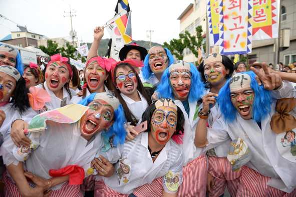 음성품바축제 길거리 퍼레이드 참가자들 모습.