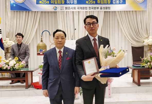 허두영 이임회장(사진 오른쪽)이 한국본부총재상을 수상하고 허종 총재와 기념촬영을 하고 있다.