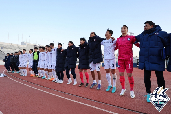 충북청주FC 선수들이 첫 승리후 기쁨을 만끽하고 있다.