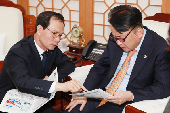 조병옥 군수(사진 왼쪽)가 김영환 충북지사를 만나 음성군 현안 사업에 대해 설명하고 있다.