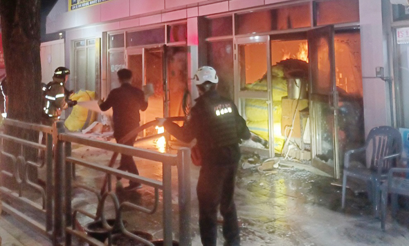 음성읍 읍내리 상가에서 발생한 화재를 진압하고 있는 소방서 직원들 모습.