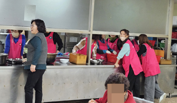 대한어머니회 회원들이 여성회관 식당에서 무료급식에 참여하고 있다.