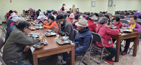 음성군여성회관 경로식당에서 식사하는 어르신들 모습.