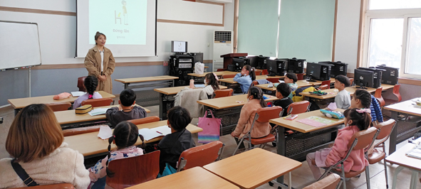 음성군가족센터 글로벌언어교실 프로그램 운영 모습.