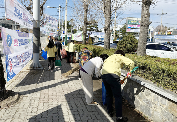 음성읍기관사회단체장협의회원 및 공무원들이 음성읍 시가지 일원에서 청결활동을 실시하고 있다.