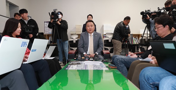 김영환 도지사가 '친일파' 관련 발언에 대해 사과의 뜻을 밝히는 기자회견을 하고 있다.