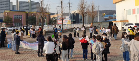 용천초 학교안전 캠페인이 진행되고 있다.