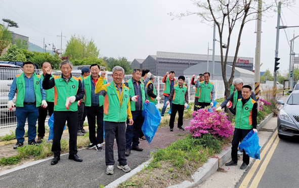 자율방재단 회원들이 거리에서 환경정비 활동을 펼치고 있다.