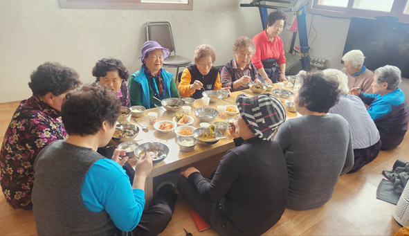 충도1리 주민들이 공동급식소에서 식사를 하고 있는 모습.