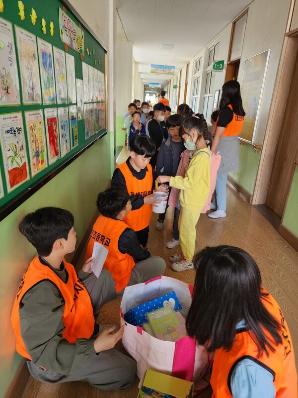대소초 어린이들이 뽑기행사에 참여하고 있다.