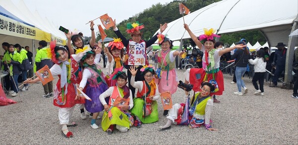 품바축제 홍보요원들이 동해시를 방문해 퍼포먼스를 하고 있다.