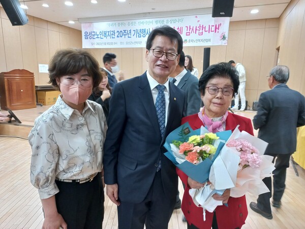 김순옥 음성신문(주) 이사가 어머니와 함께 임호선 국회의원과 기념촬영을 하고 있다.