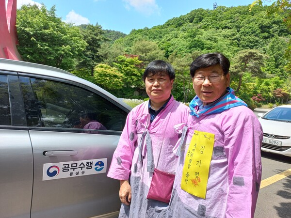 왼쪽부터 이순원 음성군 행정복지국장과 김기명 축제위원장 모습.  