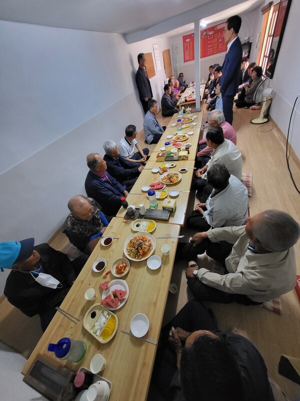 원남면 지역사회보장협에서 어르신들을 모시고 식사대접 하는 모습.