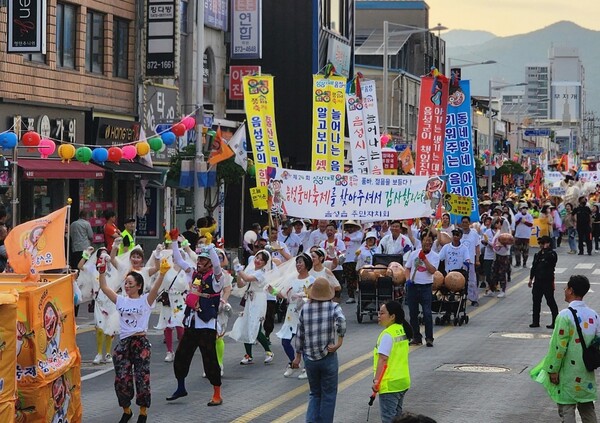 음성읍 주민자치회 회원들이 출산장려 퍼포먼스로 길놀이 퍼레이드를 펼치고 있다.