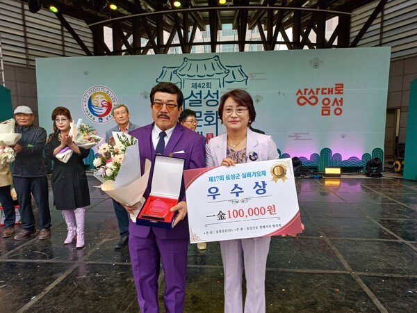 음성읍 박태현씨가 강동대학교 오승하 교수로부터 우수상을 수상하고 기념촬영하고 있다. 