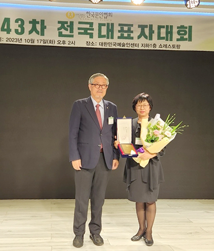 지난 10월17일 예술인센터에서 한국문인협회 김호운 이사장(왼쪽)과 음성문인협회 한기연 회장(오른쪽)이 수상후 기념촬영  하고 있다.