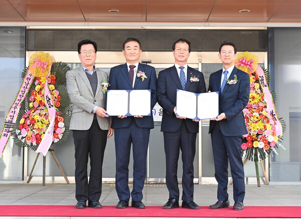 왼쪽부터 안해성 의장, 박세종 대표, 조병옥 군수, 정성필 대표.