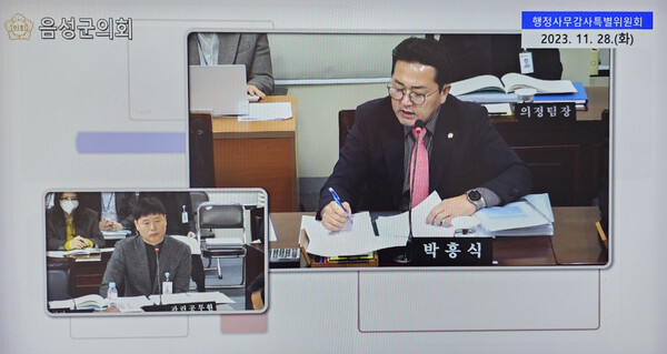 박흥식 군의원이 유승희 기업지원과장에게 질의하고 있다. 