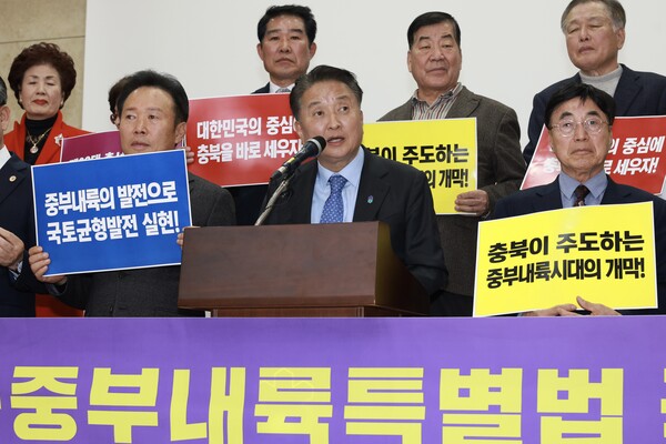 김영환 충북도지사가 중부내륙특별법 국회 통과 기자 브리핑을 하고 있는 모습.