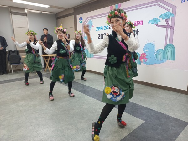 식전공연을 하고 있는 셀럽품바 축제홍보단 모습.
