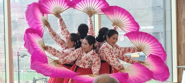 음성읍 한빛 복지관에서 열린 효잔치에서 부채춤을 선보이는 공연단.